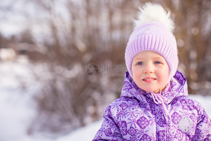 在阳光明媚的冬天天雪中 可爱的小快乐女孩的肖像婴儿童年公园天空太阳围巾草地女孩微笑森林图片