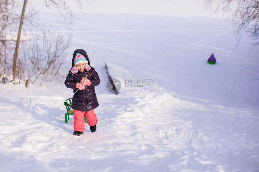 小可爱的快乐女孩 享受阳光明媚的冬日雪草地森林微笑孩子幸福婴儿外套童年乐趣喜悦图片
