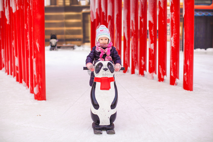 快乐的小女孩滑冰在冰上熊猫速度喜悦微笑生活方式手套冰鞋运动女孩小姑娘图片