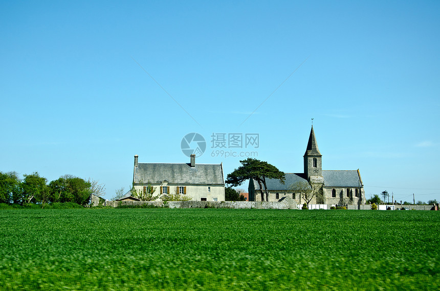 带有教堂的景观宗教建筑乡村绿色建筑学国家旅行风景蓝色天空图片