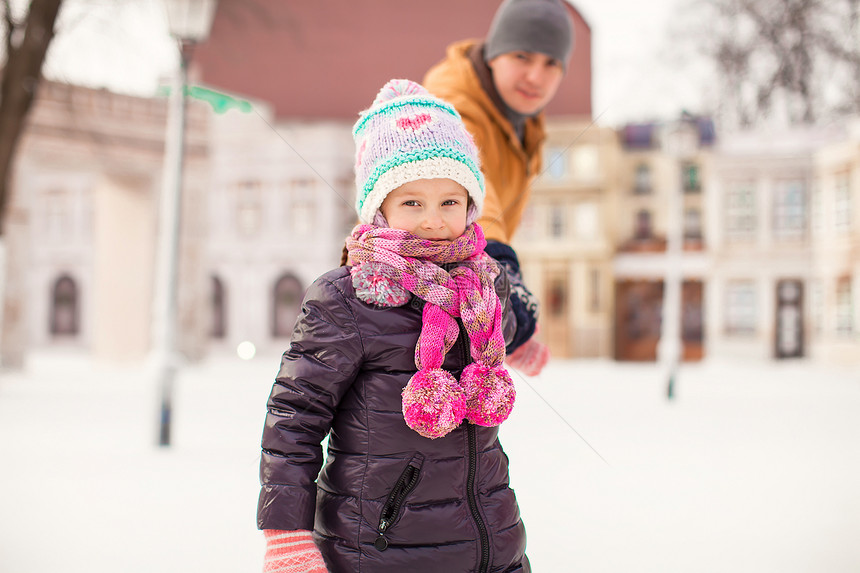 小快乐女孩的肖像 享受与父亲滑冰图片