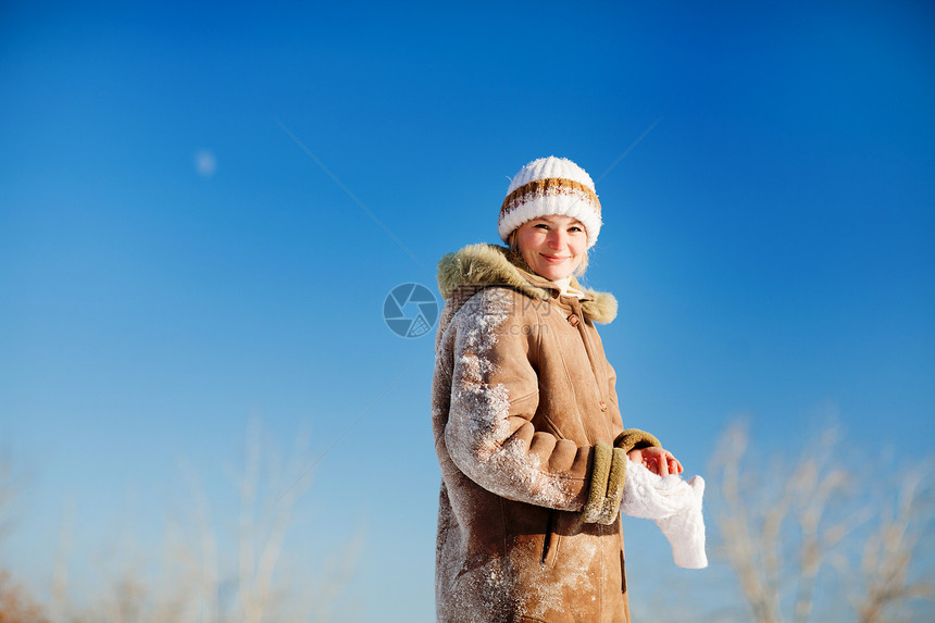 冬季户外的少女图片