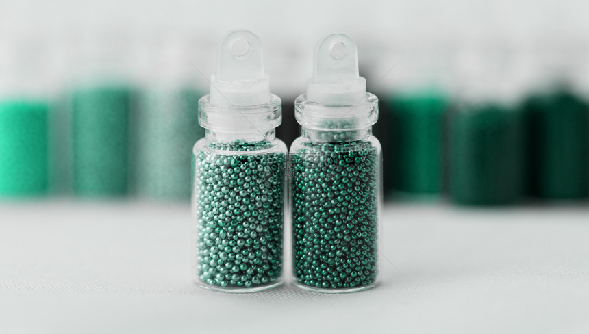 指甲珍珠美甲化妆品绿色瓶子白色光泽度火花刷子宏观蓝色图片