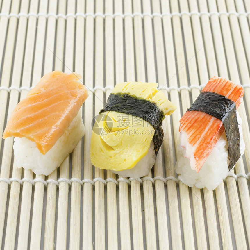 Sush 新鲜日本传统食品盘子小吃大豆海鲜熏制文化饮食鳗鱼奶油寿司图片