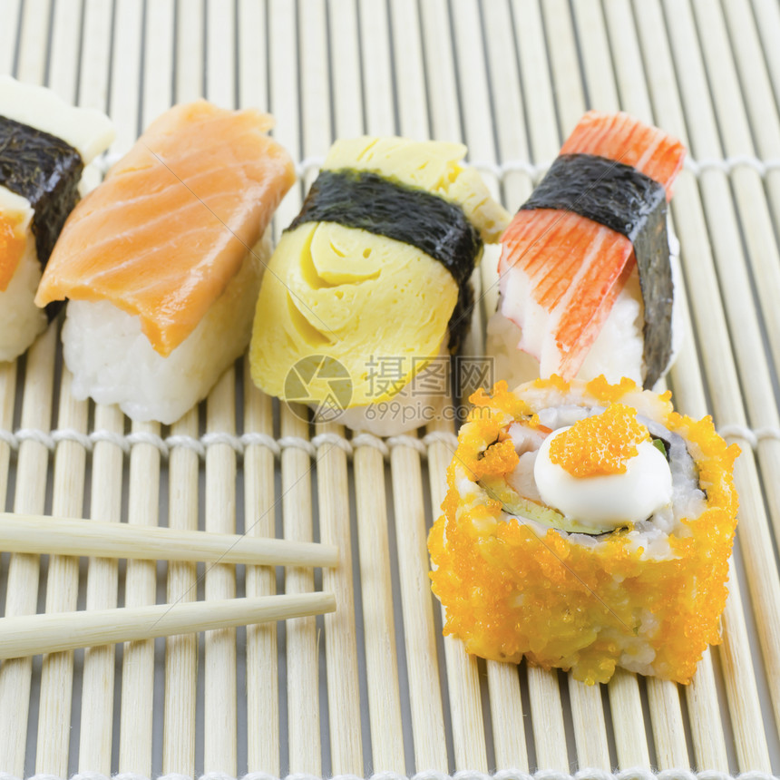 Sush 新鲜日本传统食品用餐食物寿司海藻盘子黄瓜熏制美味小吃鳗鱼图片