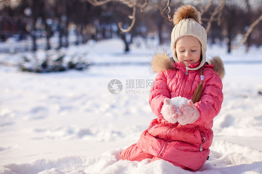 冷冬日 在公园户外的可爱小女孩图片