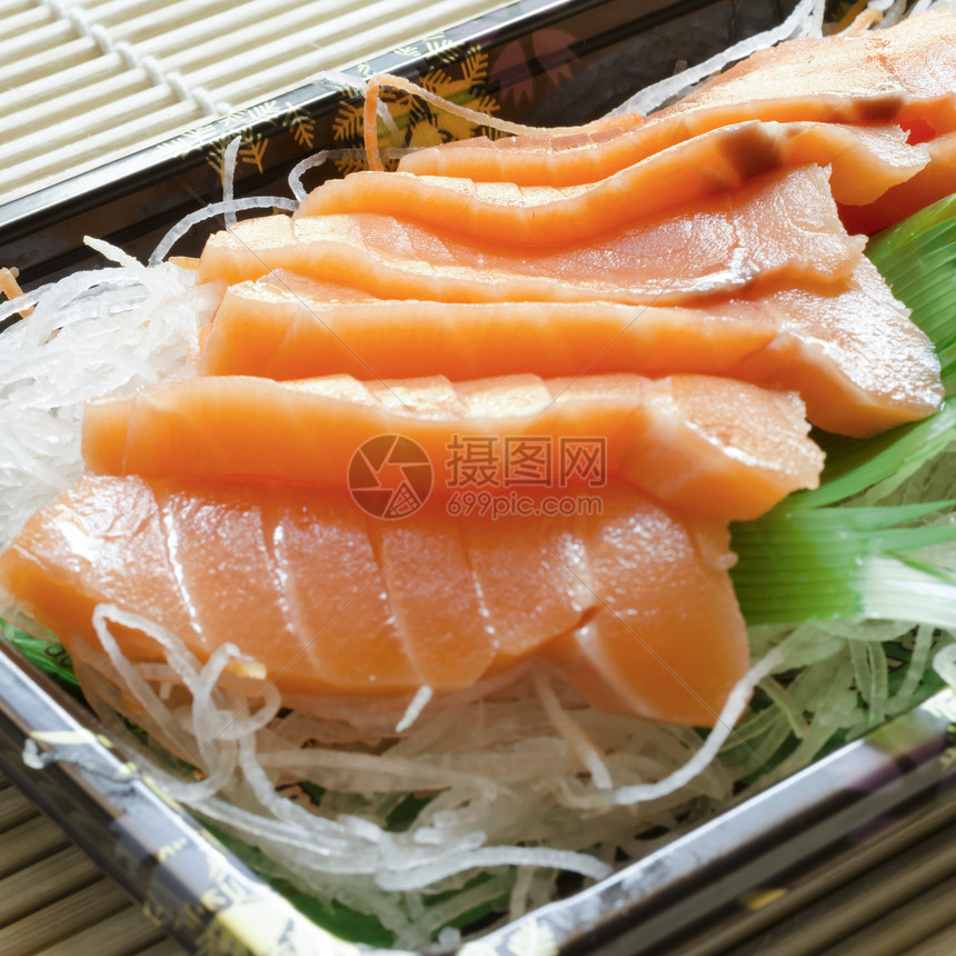 寿司的鲑鱼食物市场盘子木板鱼片海鲜美味草药熏制海洋图片