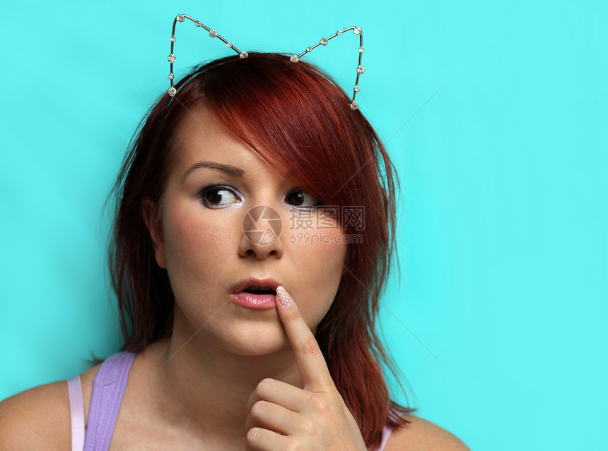 有猫耳朵的年轻红发女青年图片