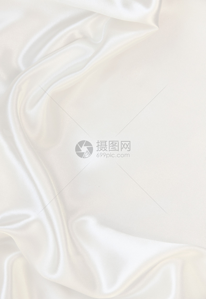 平滑优雅的白色丝绸作为背景婚礼银色涟漪织物海浪折痕材料曲线布料投标图片