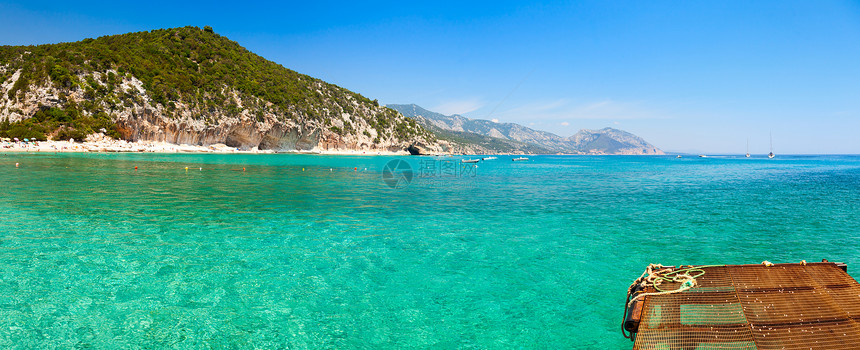 撒丁岛卡拉月露娜的清绿绿水天空旅游码头阳光海湾海滩天蓝色天堂蓝色支撑图片