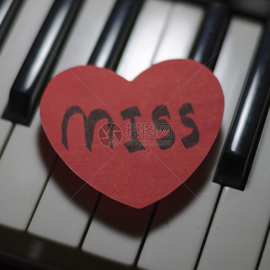 钢琴和心脏木头音乐娱乐旋律艺术工作室键盘钥匙歌曲热情图片