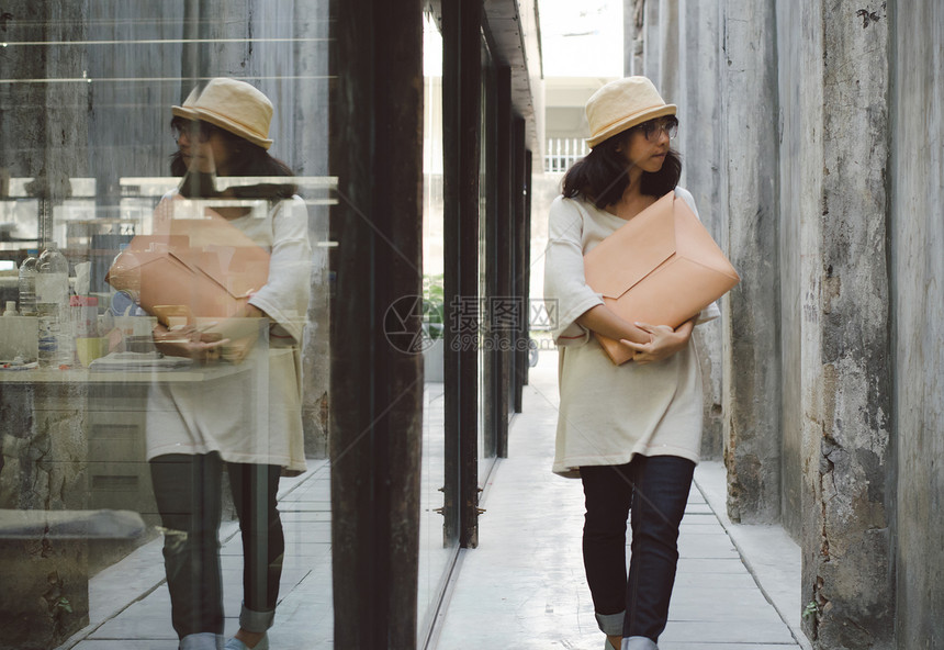 带手提包的年轻时装女孩胡同衣服帆布女性购物成人女士奶油奢华皮革图片