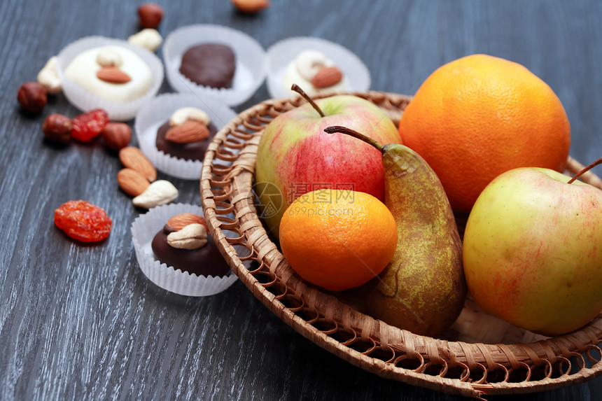 糖果和水果木头巧克力柳条生活方式健康饮食甜点杏仁篮子食物坚果图片