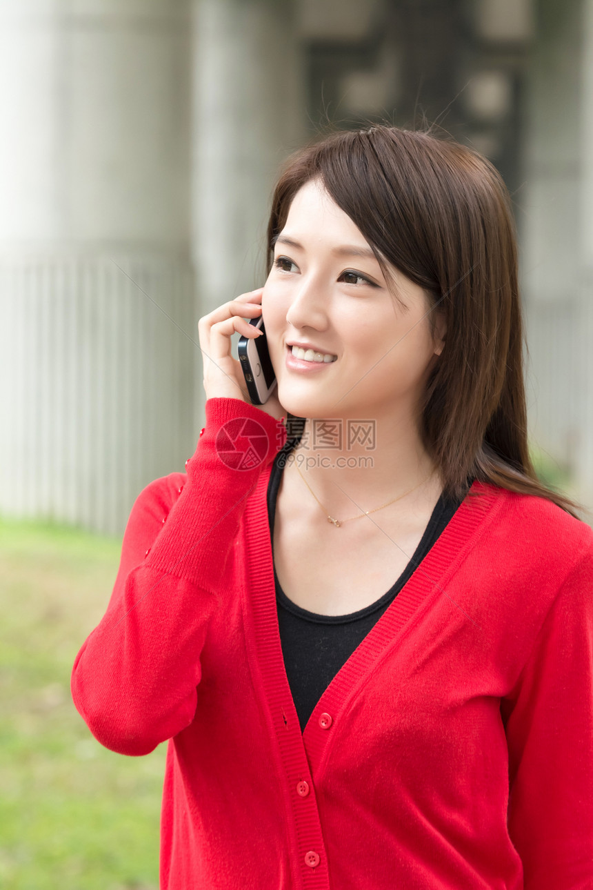 微笑的亚洲年轻女子打电话技术乐趣女性女士手机魅力图片