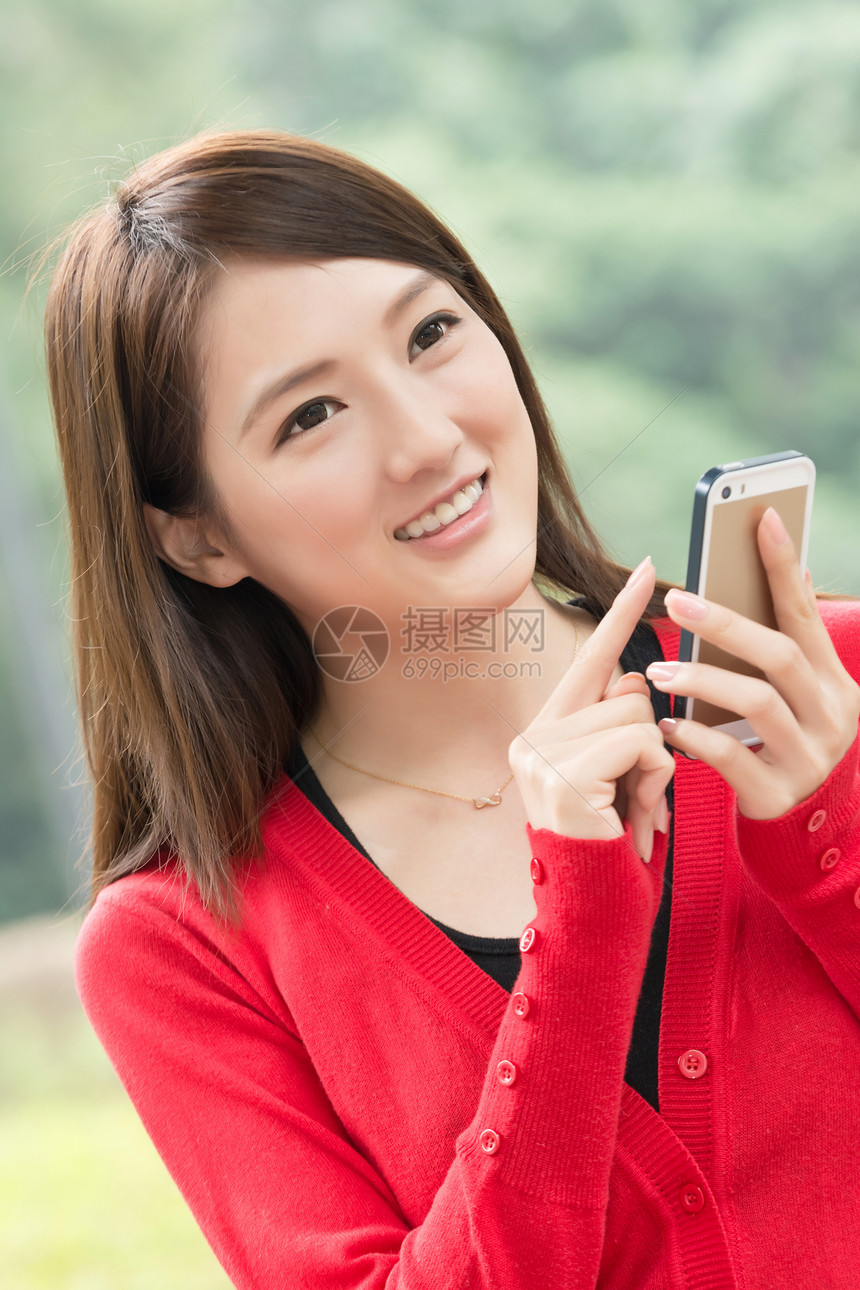 妇女使用智能手机技术女性电话女士乐趣微笑精制图片
