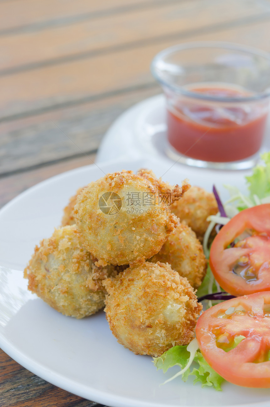 土豆克罗格特油炸味道黄色食物饭团白色棕色盘子蔬菜红色图片