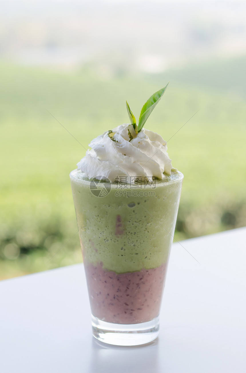 绿茶牛奶红色绿色玻璃奶油食物水果液体冰沙杯子图片