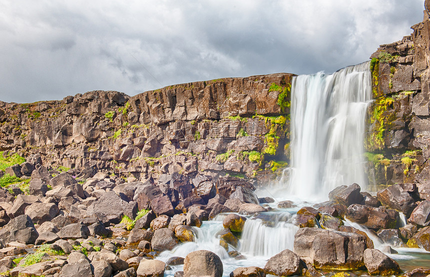 Oxarfoss 氧化矿石石头蓝色瀑布荒野天空岩石力量流动冰川溪流图片