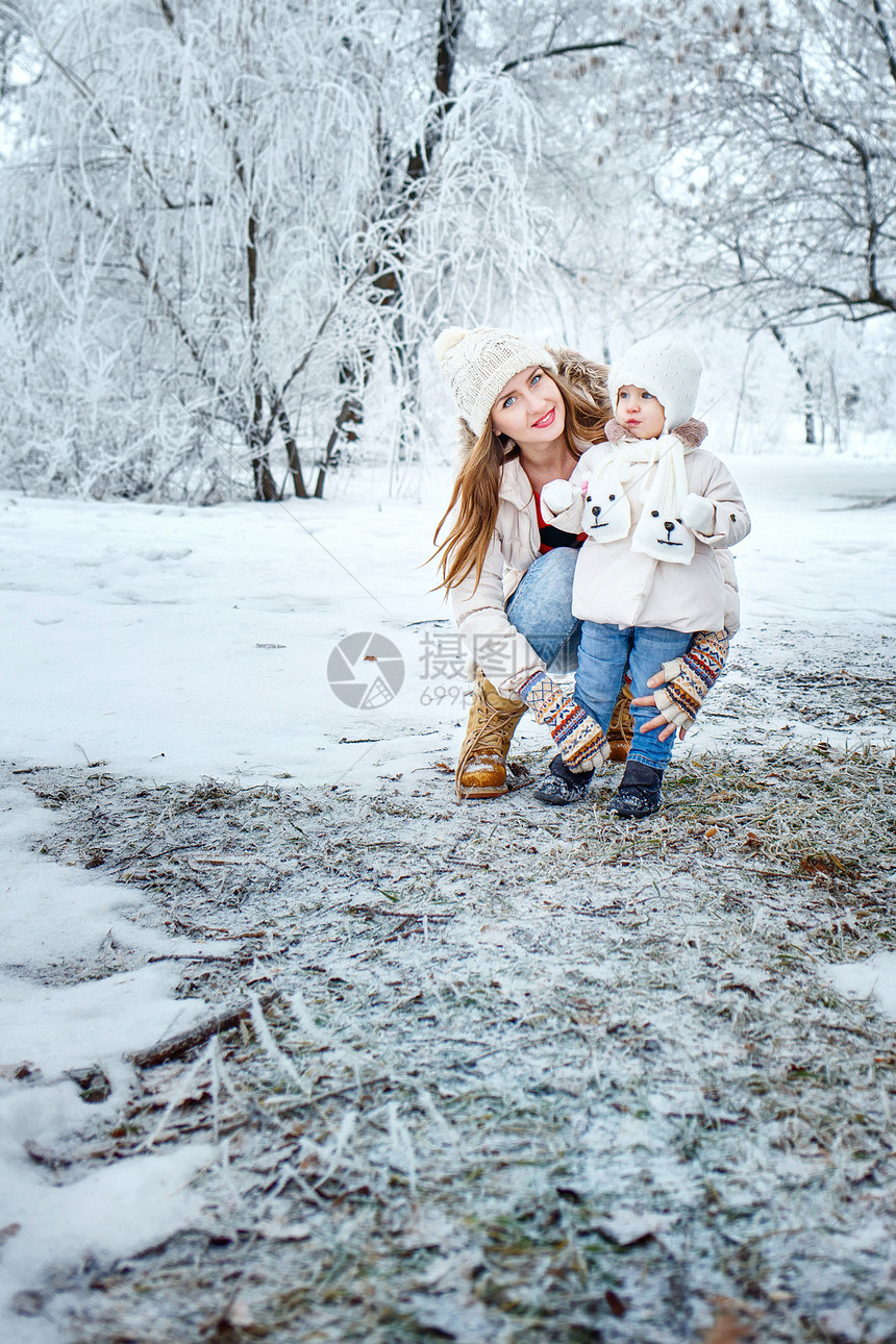 冬季森林中的母亲和女儿亲热女性乐趣生活天气孩子树木情绪闲暇家庭图片
