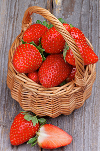 篮子中的草莓宏观色彩反射全身美食家纹理浆果静物乡村柳条背景图片