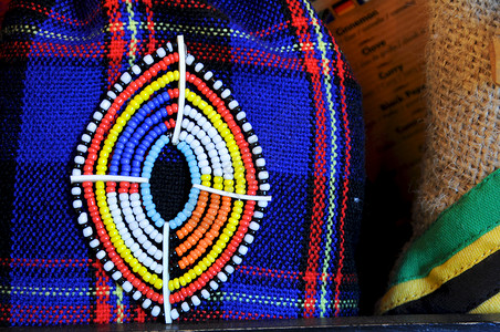 坦桑尼亚赠送的礼物街头市场陶器纪念品雕刻商品设备珠子红陶摊位物体背景图片