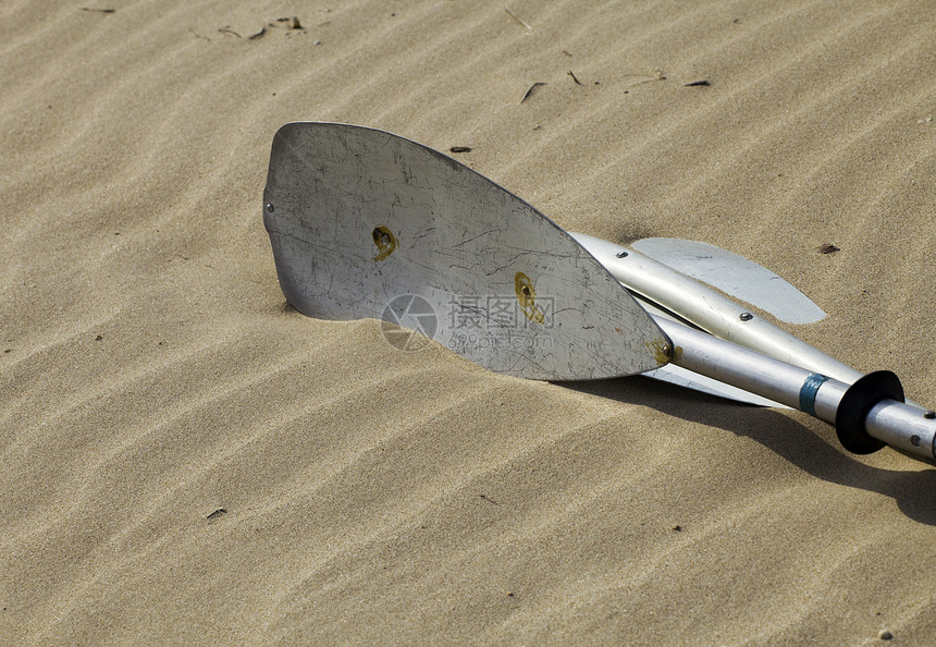 在沙滩上铺设的凯亚克桨金属休闲闲暇沙漠概念海滩晴天干旱水平退休图片