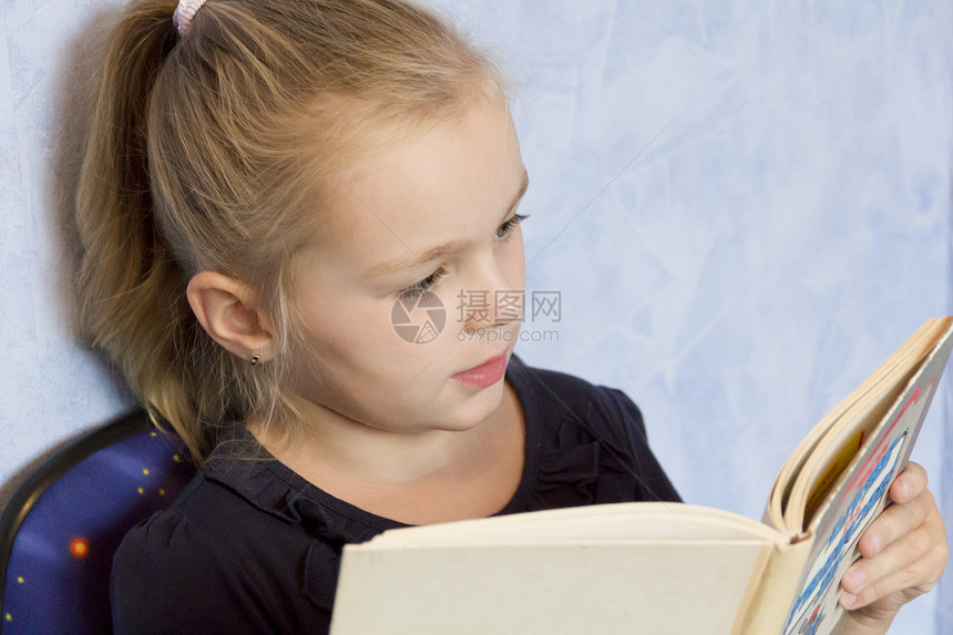 读书的可爱女孩孩子金发女性女士白色阅读女学生童年图片