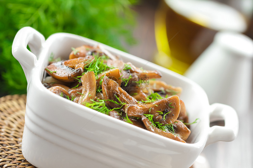 炒蘑菇沙拉桌子洋葱营养厨房食谱平底锅美食饮食木头图片