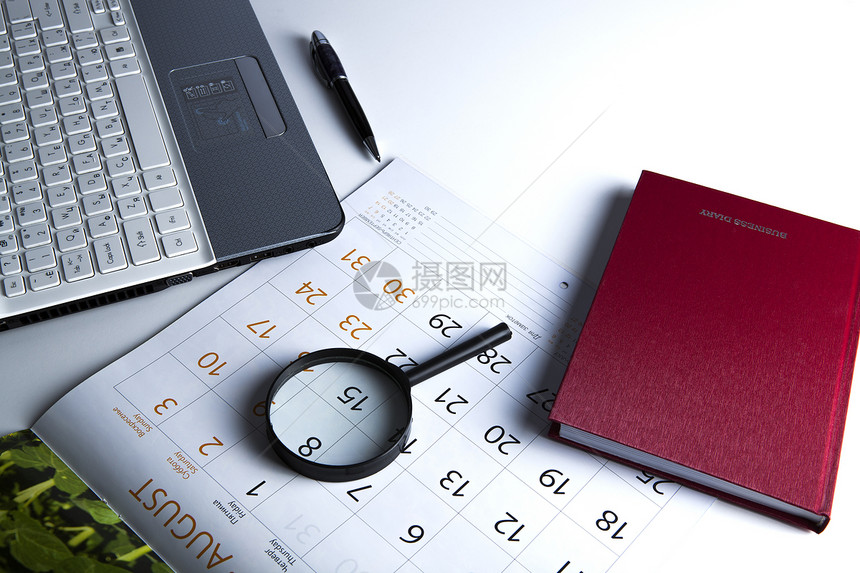 商务静物日历数字商业日记白色桌面笔记本键盘桌子放大镜图片