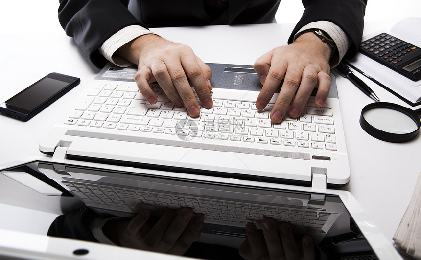 笔记本键盘3上的人的手指写作印刷硬件桌面工作桌子男人商业老鼠放大镜图片