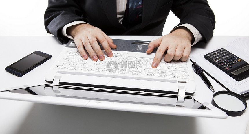 笔记本键盘3上的人的手指工作老鼠印刷报纸男人计算器手机硬件商业放大镜图片