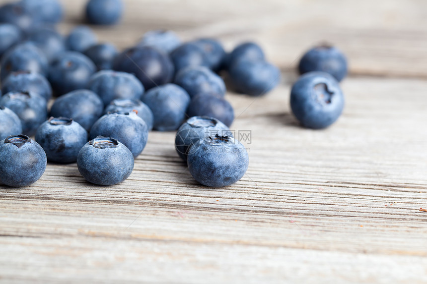 木形背景上的新鲜蓝莓木头营养小吃甜点浆果蓝色森林宏观馅饼食物图片