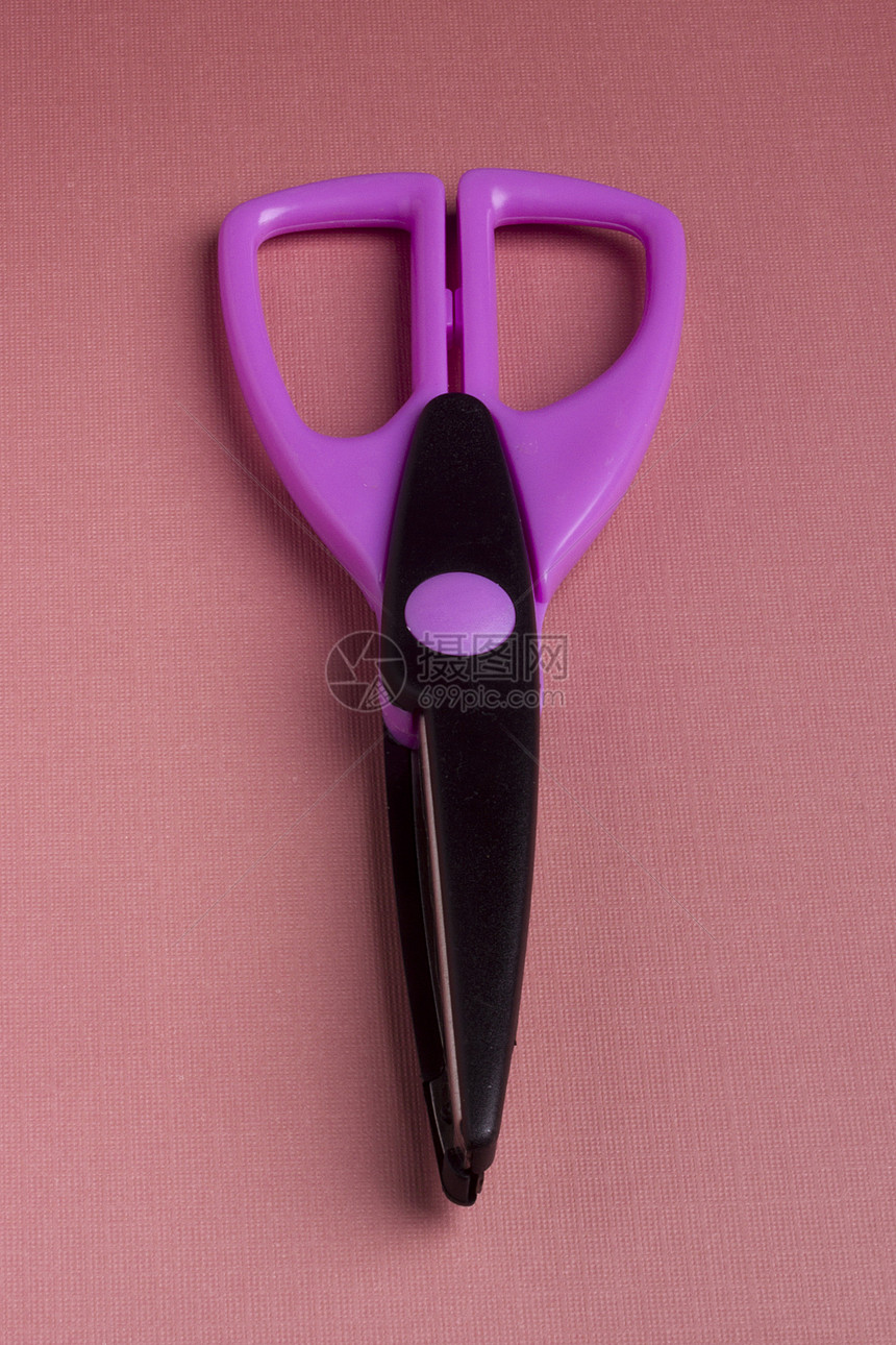 装饰工用的剪刀工具积分工作室紫色红色教育意义图片