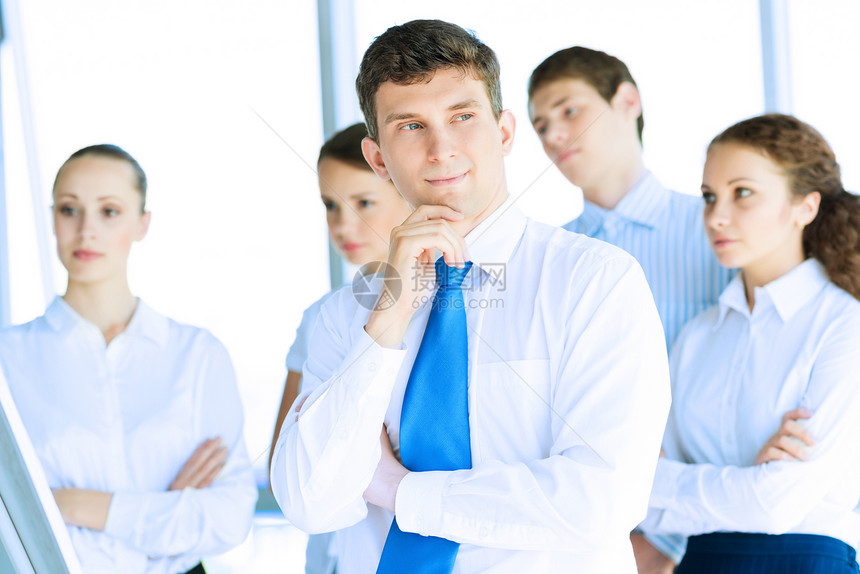 成功的青年成功商务人士窗户公司人士男人男性商务思维老板衣领办公室图片