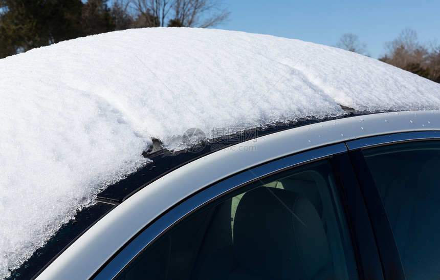白色汽车上方的深雪车辆雪堆暴风雪乡村天气风暴降雪场景季节气候图片
