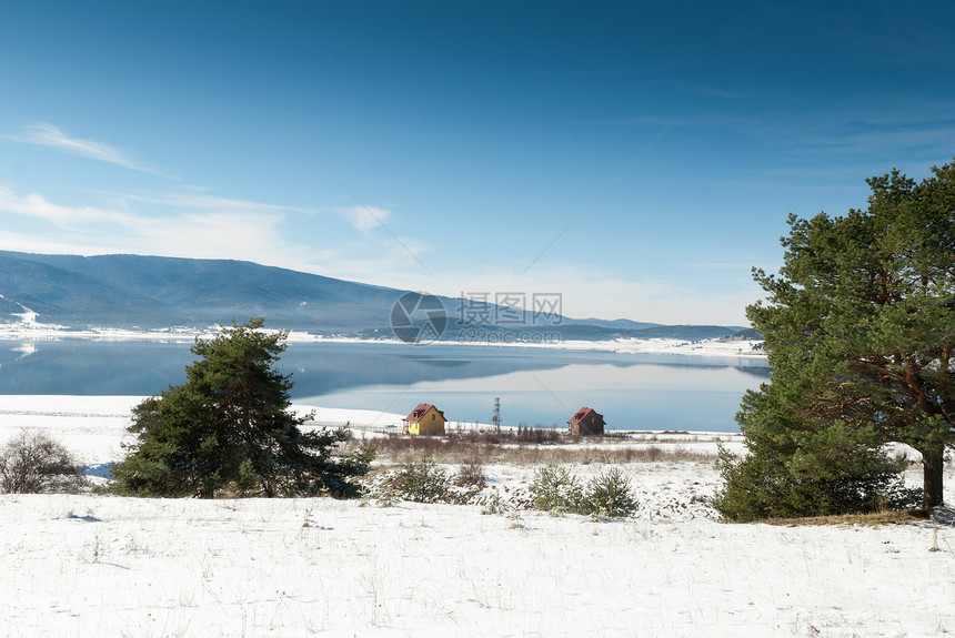 冬季湖和房屋图片