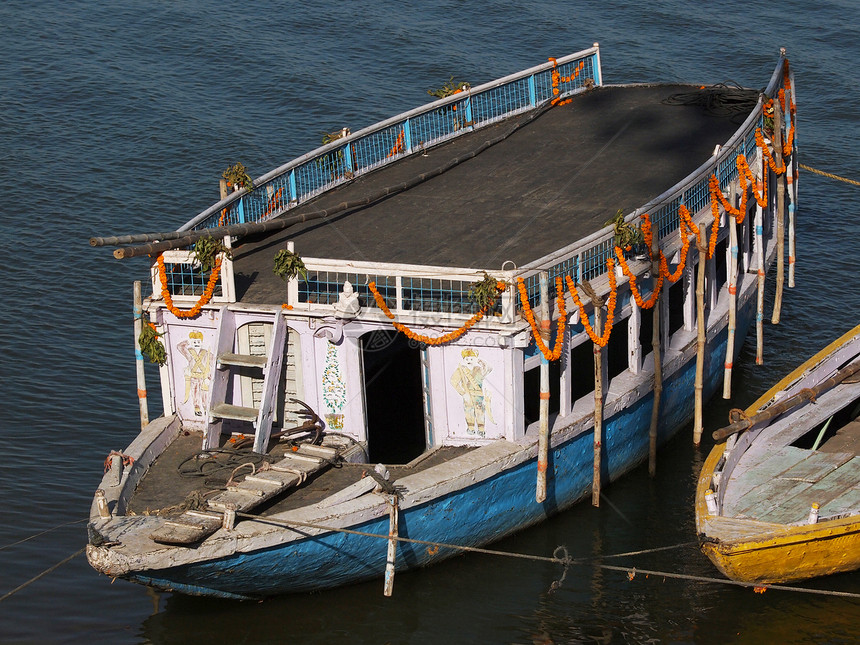 恒河上的船宗教漂浮蓝色装饰运输装饰品棕色风格木头红色图片