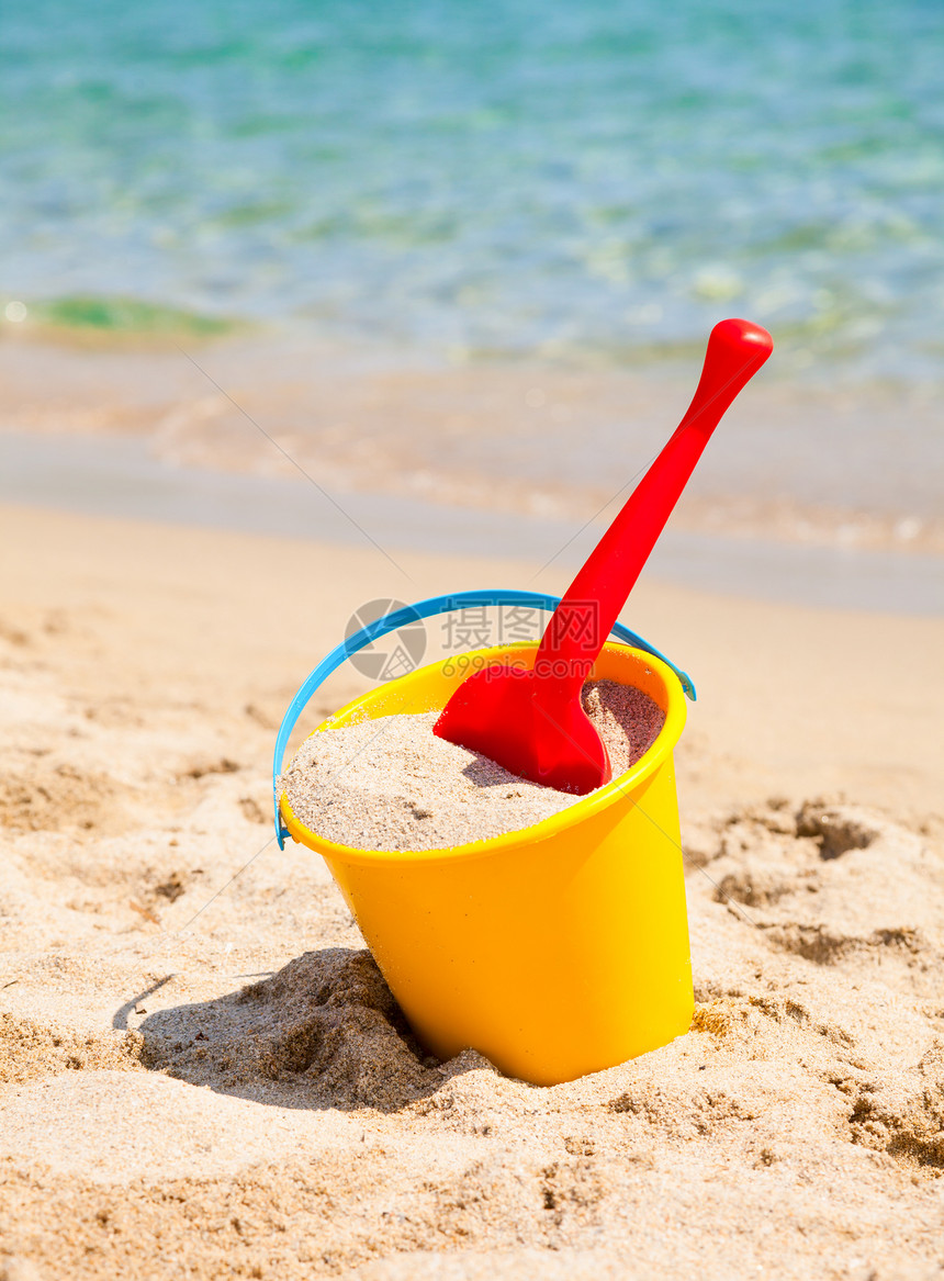 沙滩水桶 有铲子海滩篮子黄色童年盒子支撑塑料时间海滨闲暇图片