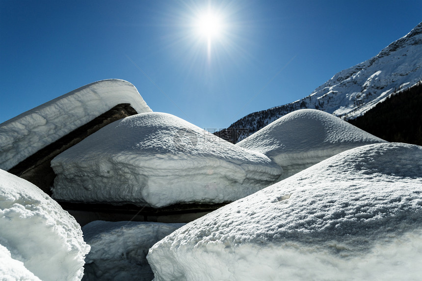 雪雪在旧房子屋顶上图片