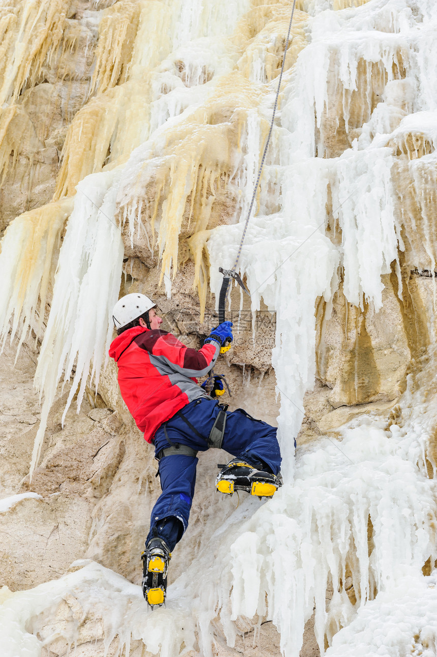 年轻人攀登冰雪男人冰爪冰柱运动娱乐登山者绳索攀冰者风险挑战图片