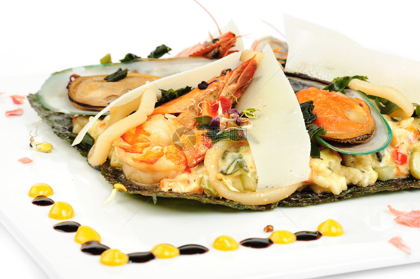 配有海产食品的Risstotto海苔食物白色盘子海鲜午餐贝类美食餐厅图片