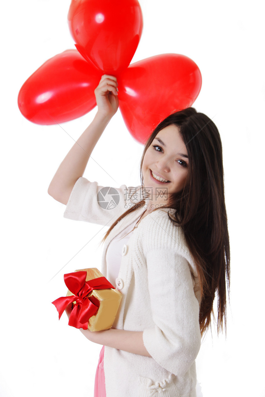 带着红气球和礼物微笑的女孩图片