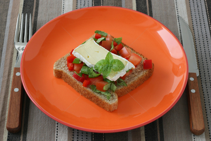 配有蔬菜和奶酪的烤面包盘子小吃餐巾红色白色火腿野餐油炸早餐食物图片