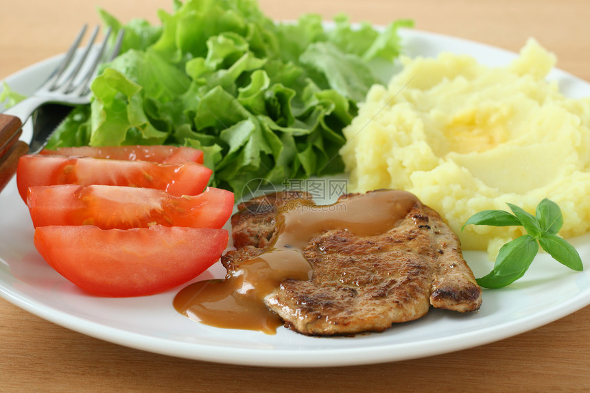 炸猪肉加土豆泥和沙拉盘子棕色午餐油炸黄油蔬菜食物图片