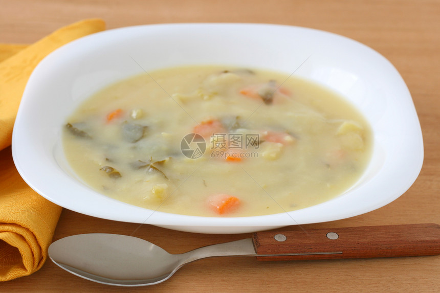 盘子里的蔬菜汤奶油勺子饮食食物午餐图片