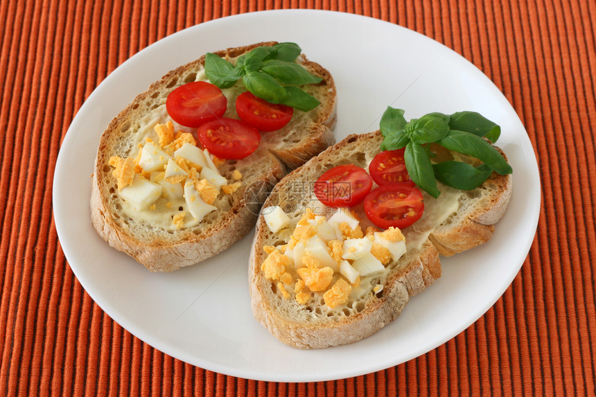 有切鸡蛋的面包早餐食物干杯盘子小吃图片