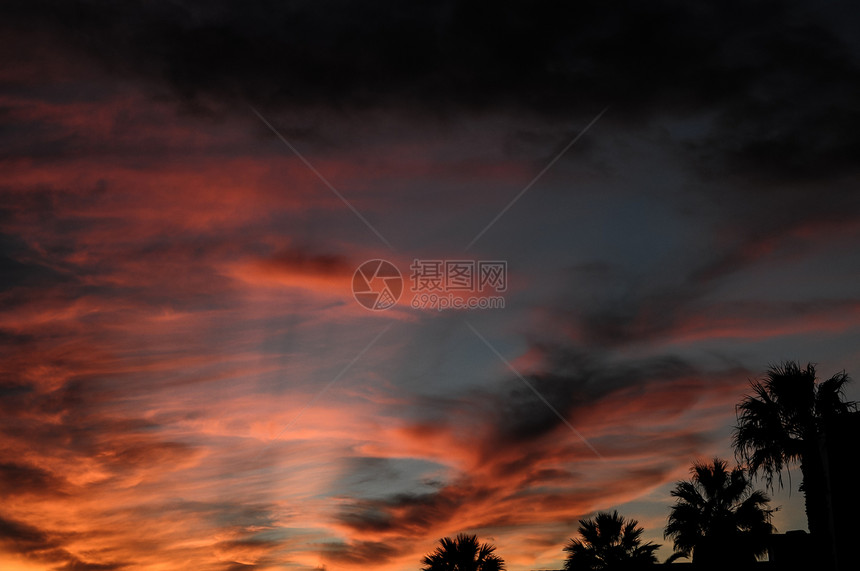 日落时的彩云天空太阳橙子日出戏剧性图片