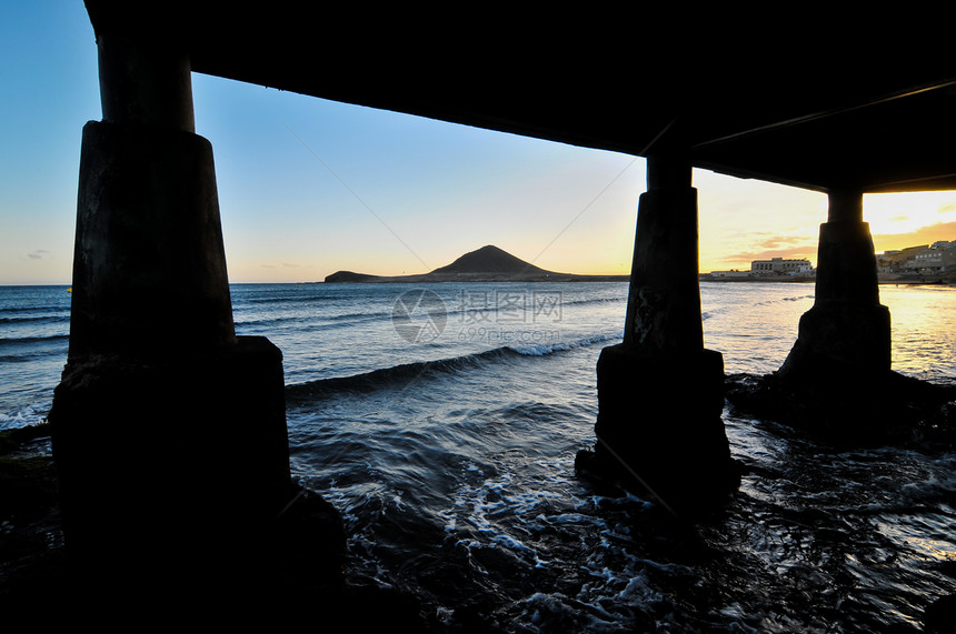 大西洋的日落海岸太阳反射海滩山脉地平线柱子环境热带海洋图片