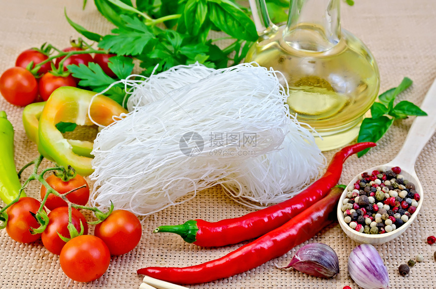 面条大米白 配香料和油胡椒收成植物食物胡椒子麻布水瓶香菜叶子挂面图片