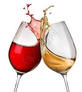 愚乐行动在两个葡萄酒杯中喷红酒背景